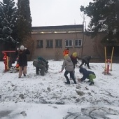 Stavění sněhových rozhlasových věží