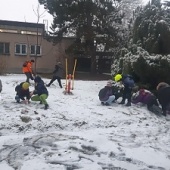 Stavění sněhových rozhlasových věží