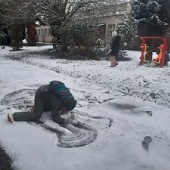 Stavění sněhových rozhlasových věží