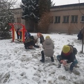 Stavění sněhových rozhlasových věží